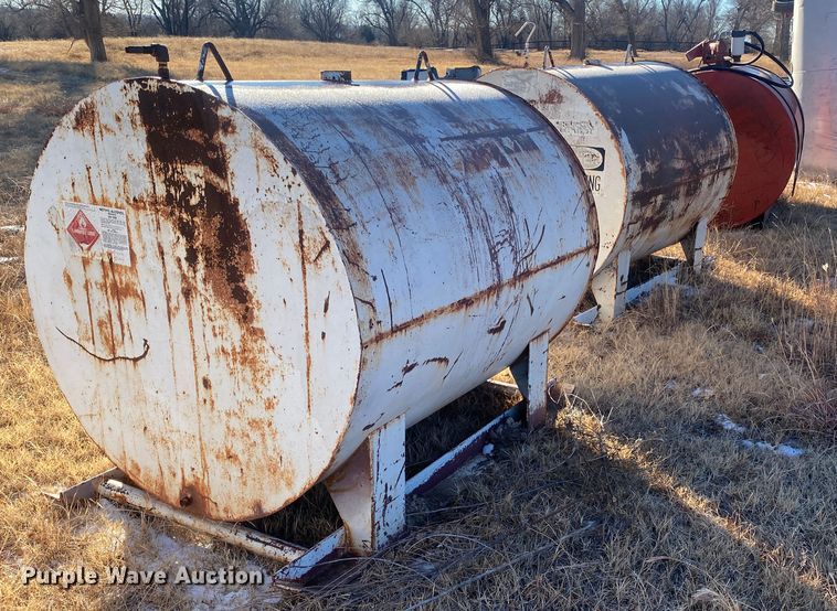 image for item DL1340 (3) fuel tanks