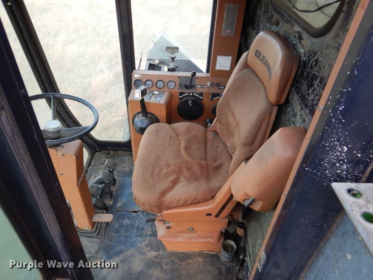 image for item DN5433 1987 Gleaner L3  combine