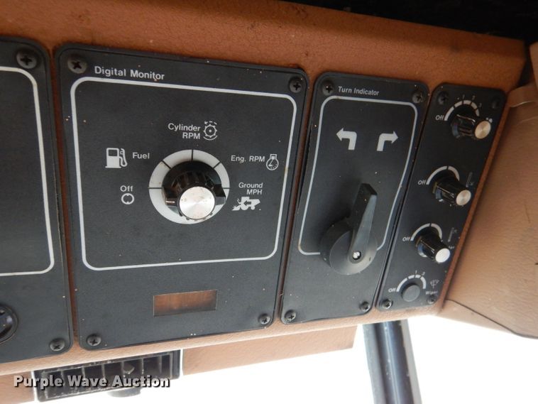 image for item DN5433 1987 Gleaner L3  combine