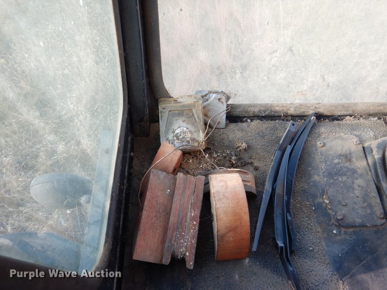 image for item DN5433 1987 Gleaner L3  combine