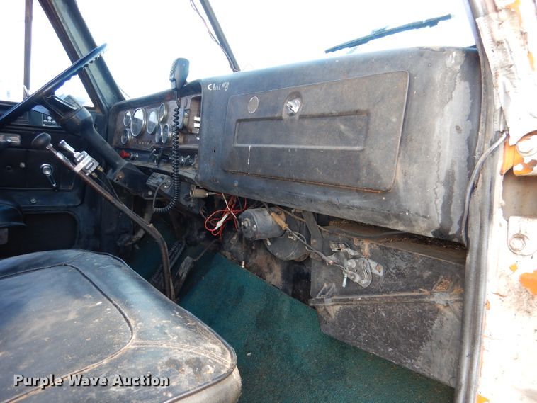 image for item DN5438 1972 GMC 9500  grain truck