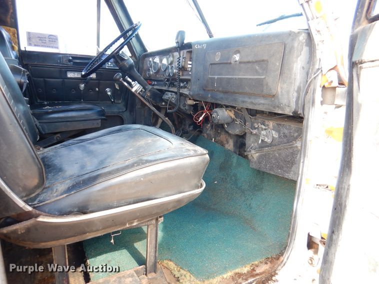 image for item DN5438 1972 GMC 9500  grain truck