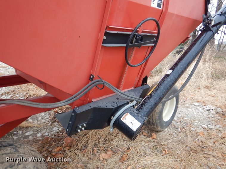 image for item IH9099 Unverferth GB275  gravity wagon