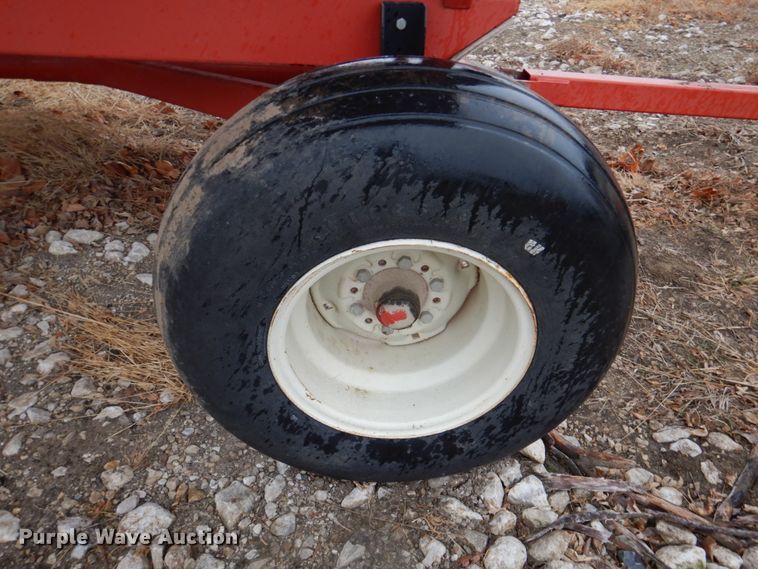 image for item IH9099 Unverferth GB275  gravity wagon