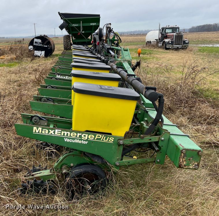 image for item IJ9564 John Deere 1720  planter