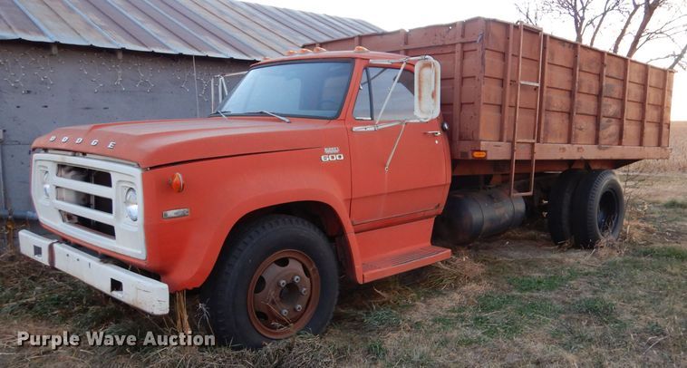 image for item IV9909 1974 Dodge D600  grain truck