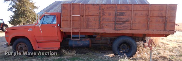 image for item IV9909 1974 Dodge D600  grain truck