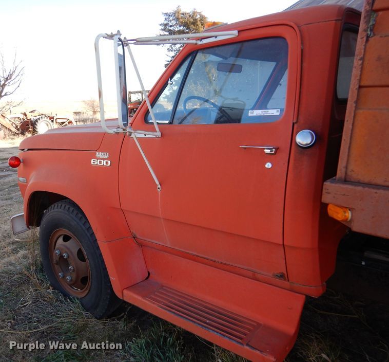 image for item IV9909 1974 Dodge D600  grain truck