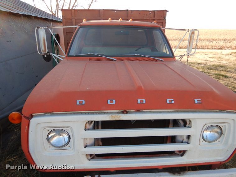 image for item IV9909 1974 Dodge D600  grain truck