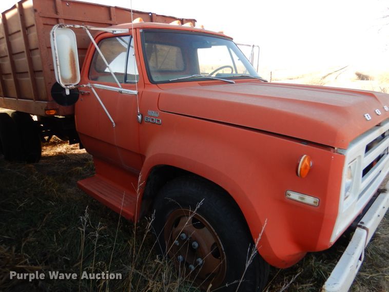 image for item IV9909 1974 Dodge D600  grain truck