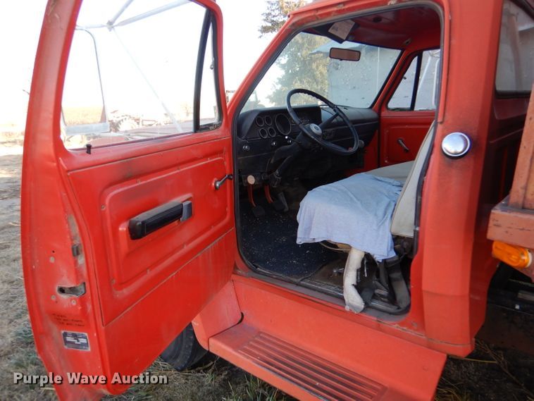 image for item IV9909 1974 Dodge D600  grain truck