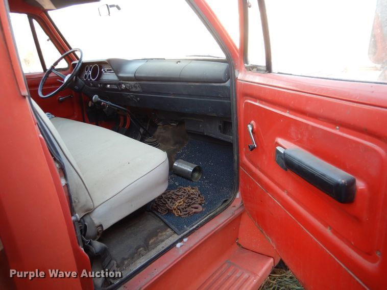 image for item IV9909 1974 Dodge D600  grain truck