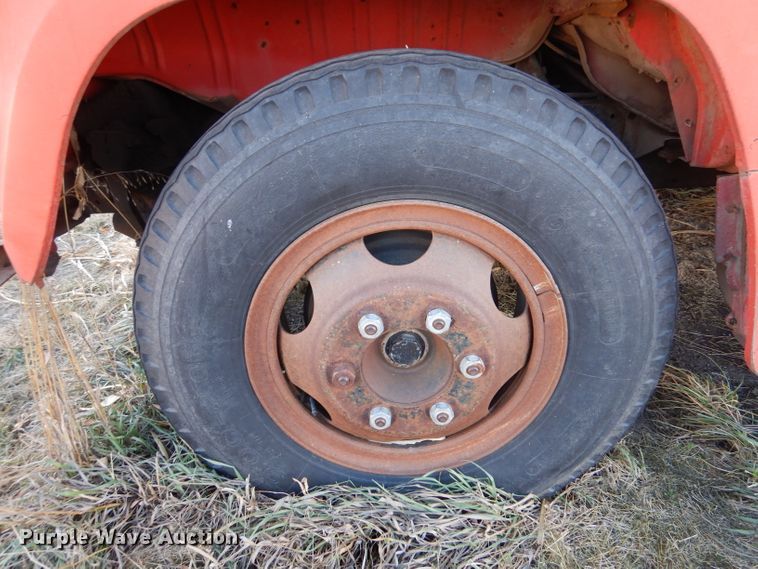 image for item IV9909 1974 Dodge D600  grain truck
