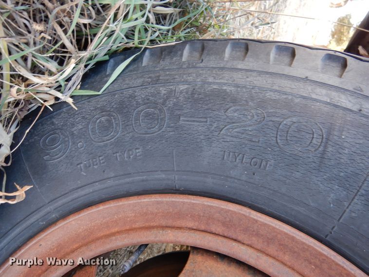 image for item IV9909 1974 Dodge D600  grain truck