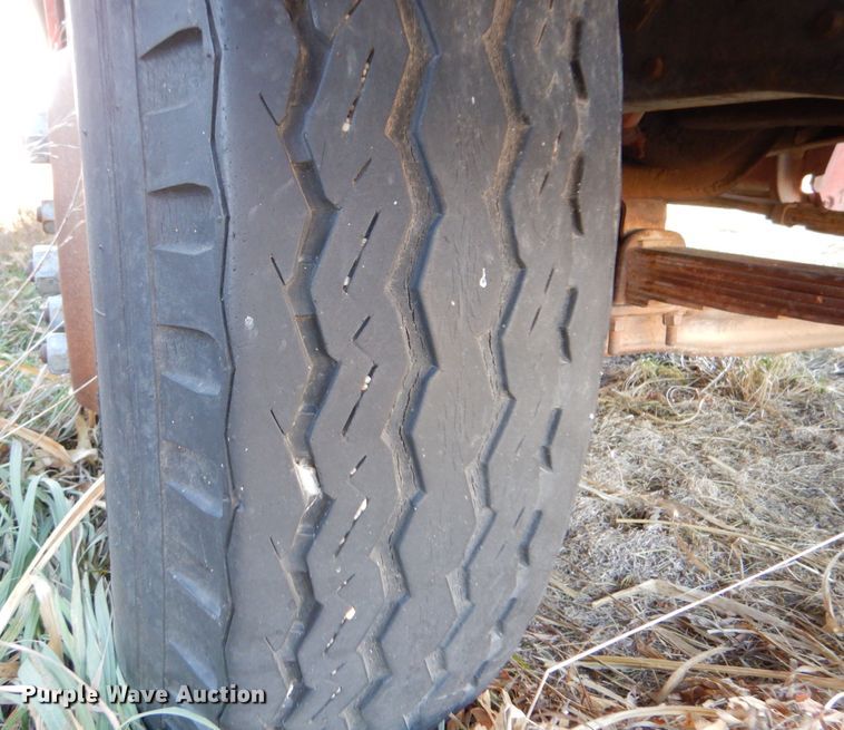 image for item IV9909 1974 Dodge D600  grain truck