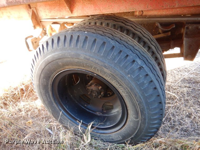 image for item IV9909 1974 Dodge D600  grain truck