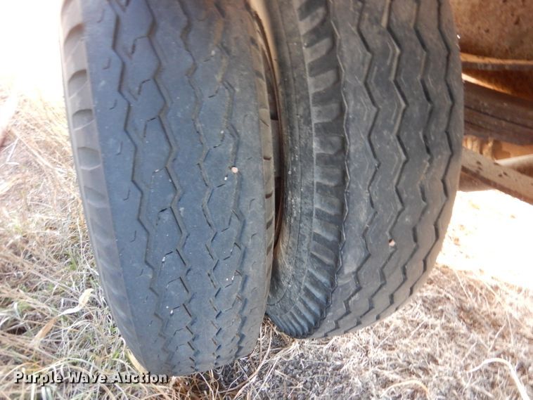 image for item IV9909 1974 Dodge D600  grain truck