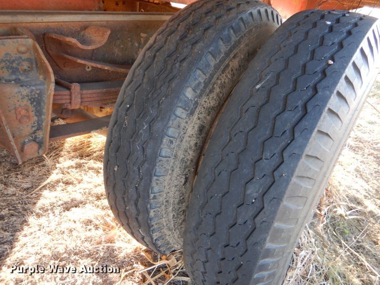 image for item IV9909 1974 Dodge D600  grain truck