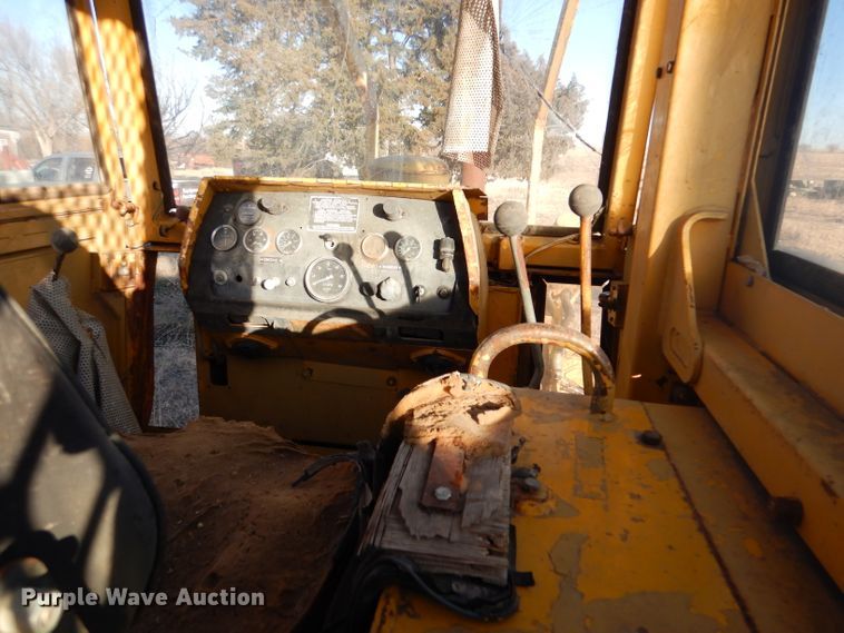 image for item IV9914 Massey Ferguson D400C  dozer