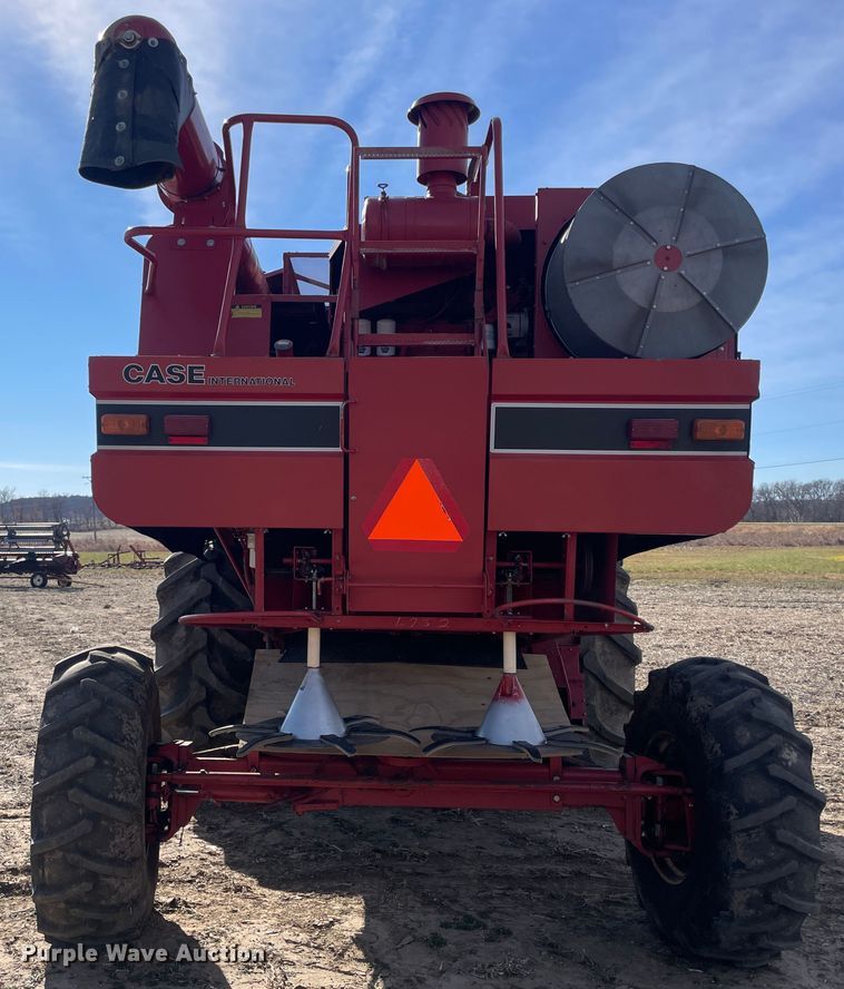 image for item IX9709 1987 Case IH 1660  RWA combine