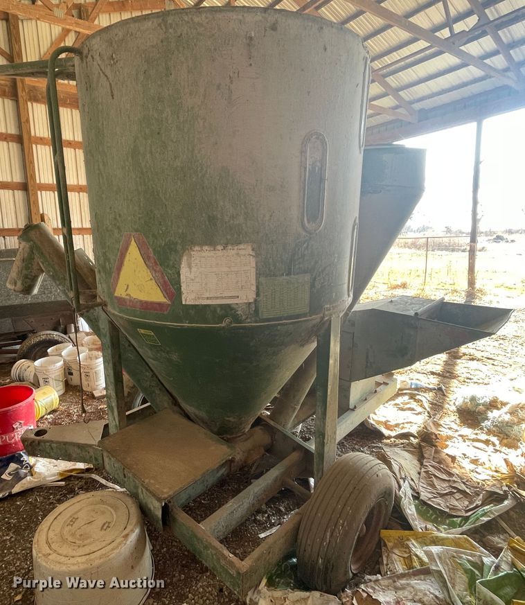 image for item IX9726 John Deere E0400  feed grinder/mixer
