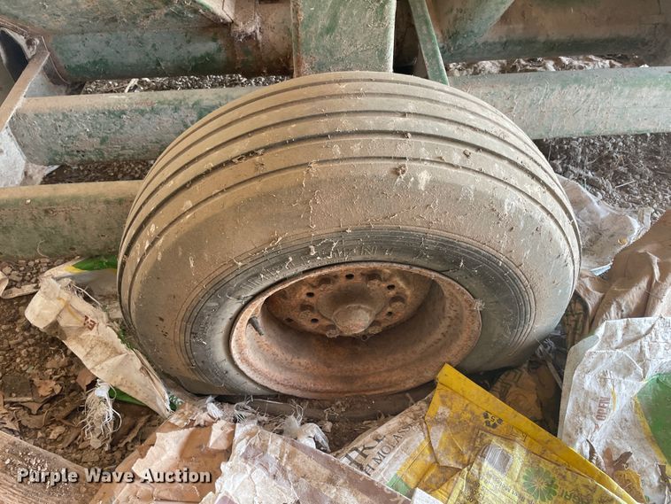 image for item IX9726 John Deere E0400  feed grinder/mixer