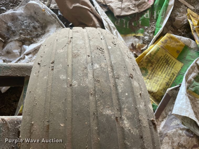 image for item IX9726 John Deere E0400  feed grinder/mixer