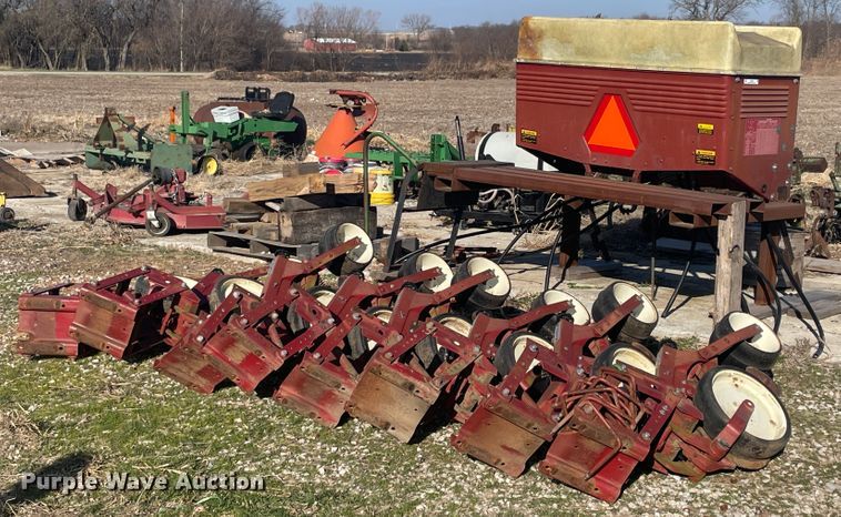 image for item IX9728 International Harvester 800  planter