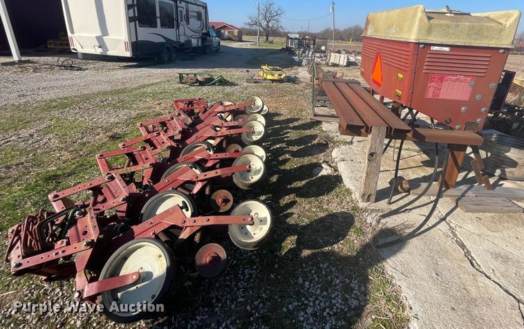 image for item IX9728 International Harvester 800  planter