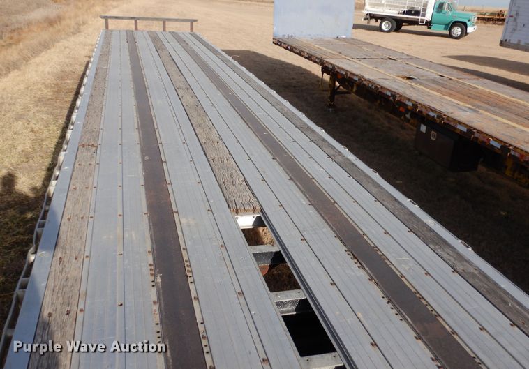 image for item DJ7562 1995 Fruehauf  flatbed trailer