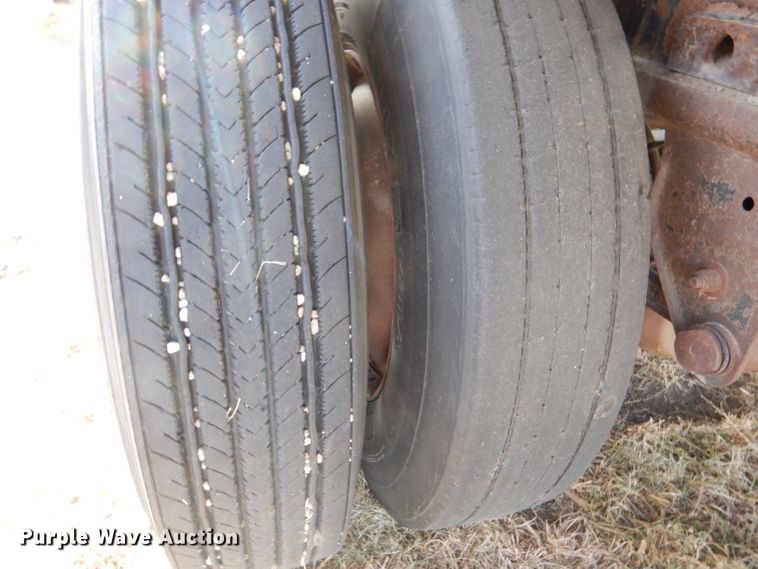 image for item DJ7562 1995 Fruehauf  flatbed trailer