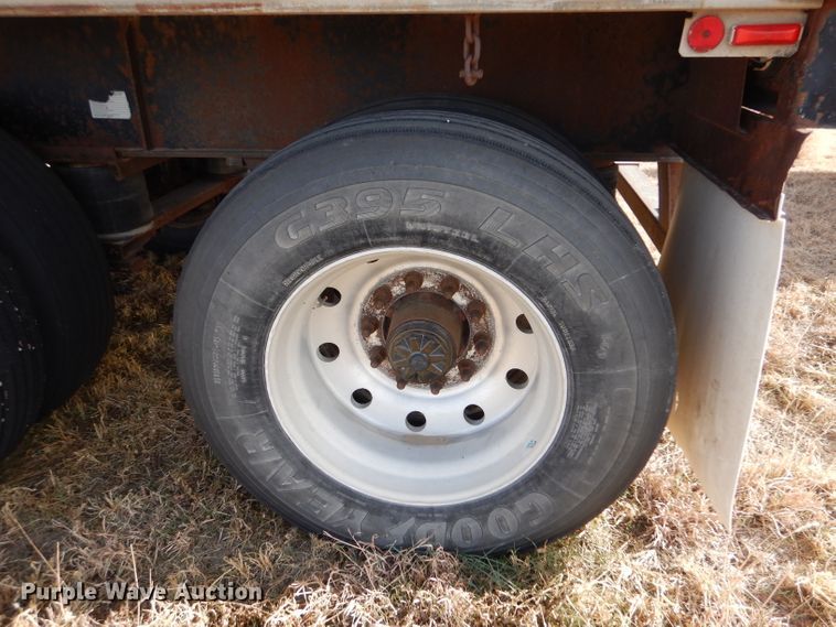 image for item DJ7562 1995 Fruehauf  flatbed trailer