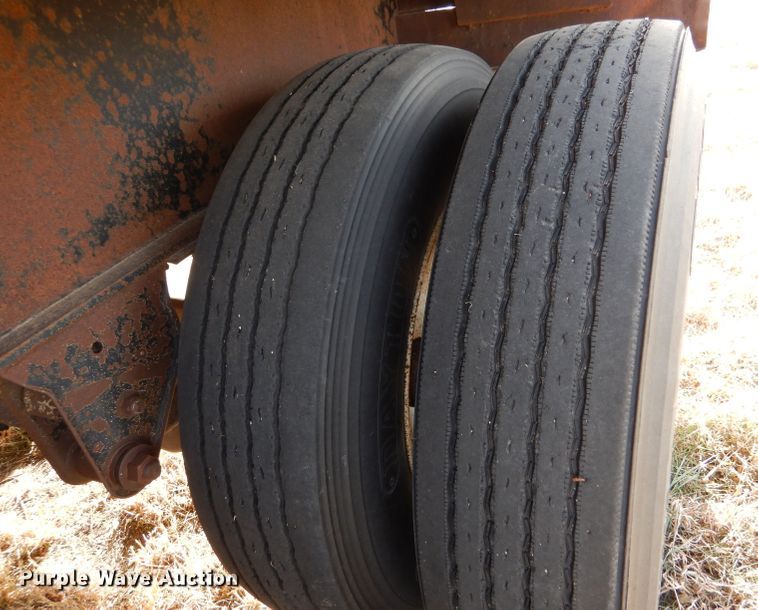 image for item DJ7562 1995 Fruehauf  flatbed trailer