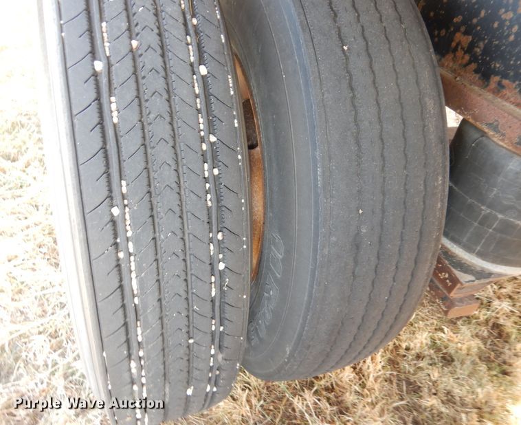 image for item DJ7562 1995 Fruehauf  flatbed trailer