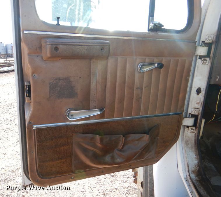 image for item DK7250 1986 International S1900  crane truck