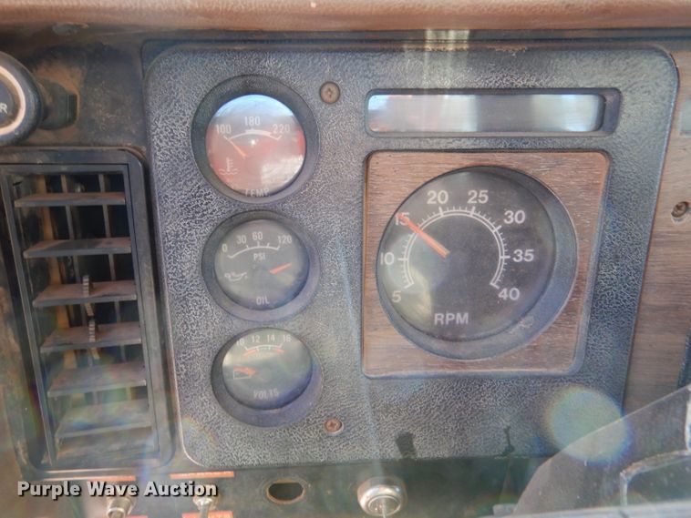 image for item DK7250 1986 International S1900  crane truck