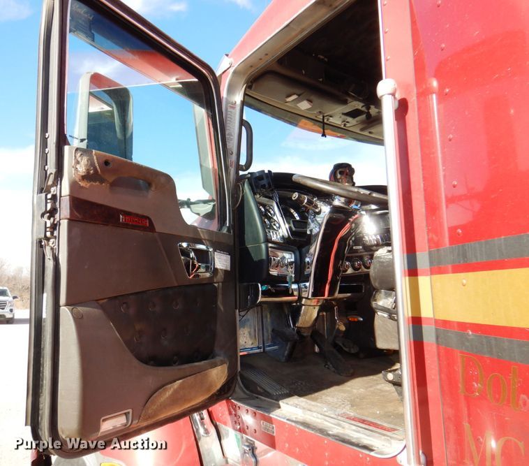 image for item DK8707 2014 Kenworth T660  semi truck