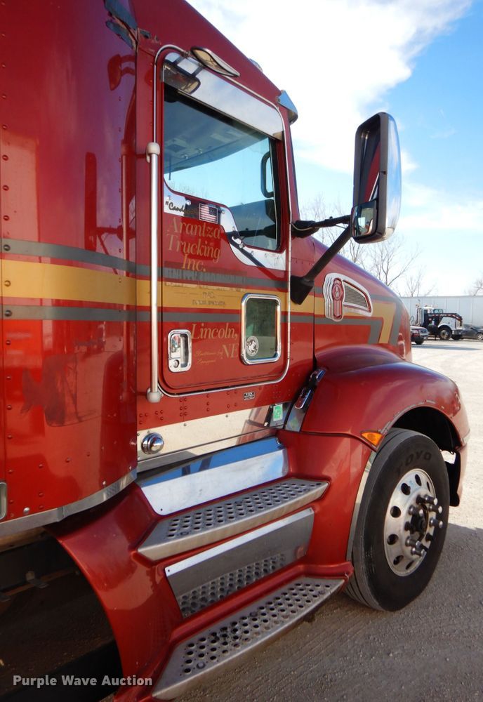 image for item DK8707 2014 Kenworth T660  semi truck