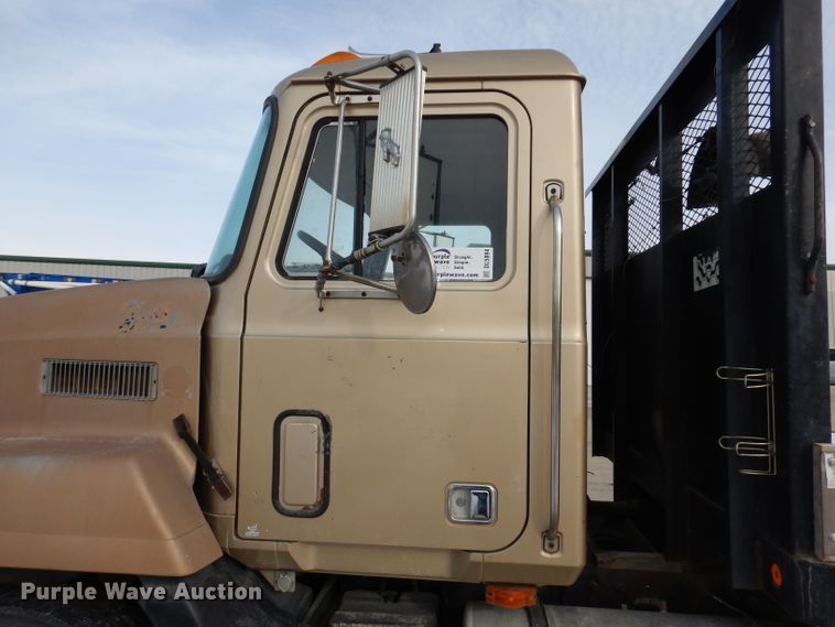 image for item DL5894 1991 Mack CH613  flatbed truck