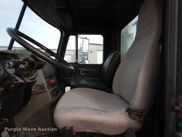 image for item DL5894 1991 Mack CH613  flatbed truck