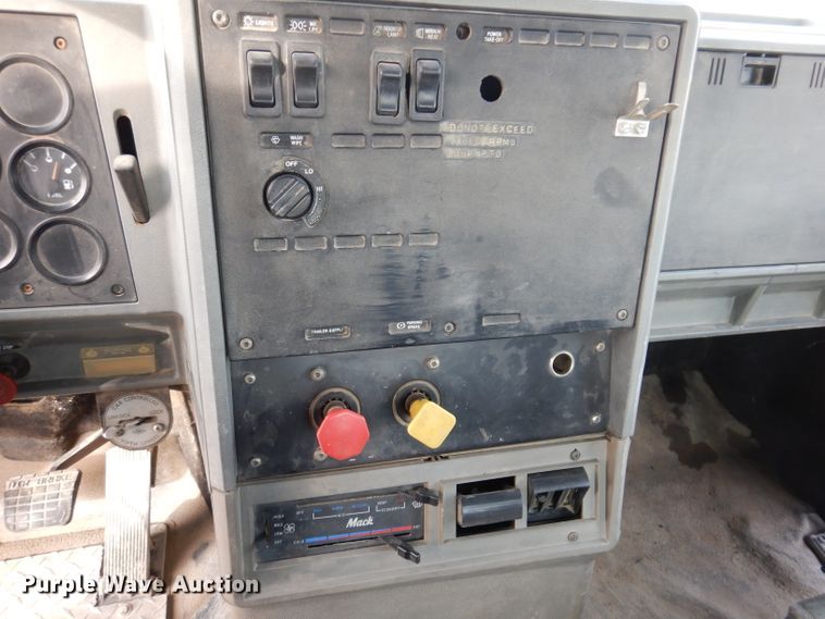 image for item DL5894 1991 Mack CH613  flatbed truck