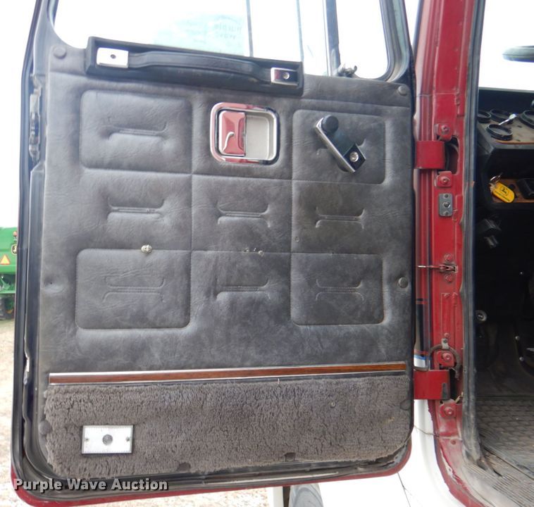 image for item DN2549 1990 WhiteGMC Aero WIA  semi truck