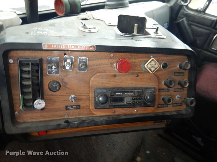 image for item DN2549 1990 WhiteGMC Aero WIA  semi truck