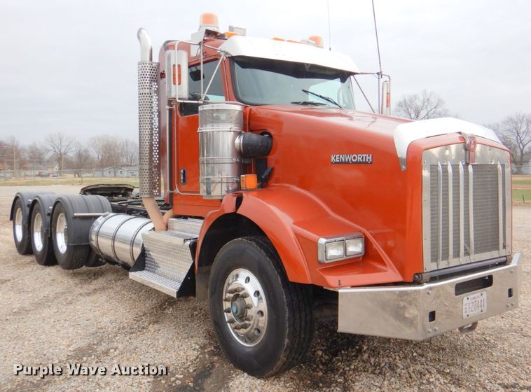 image for item DN2635 2013 Kenworth T800  semi truck