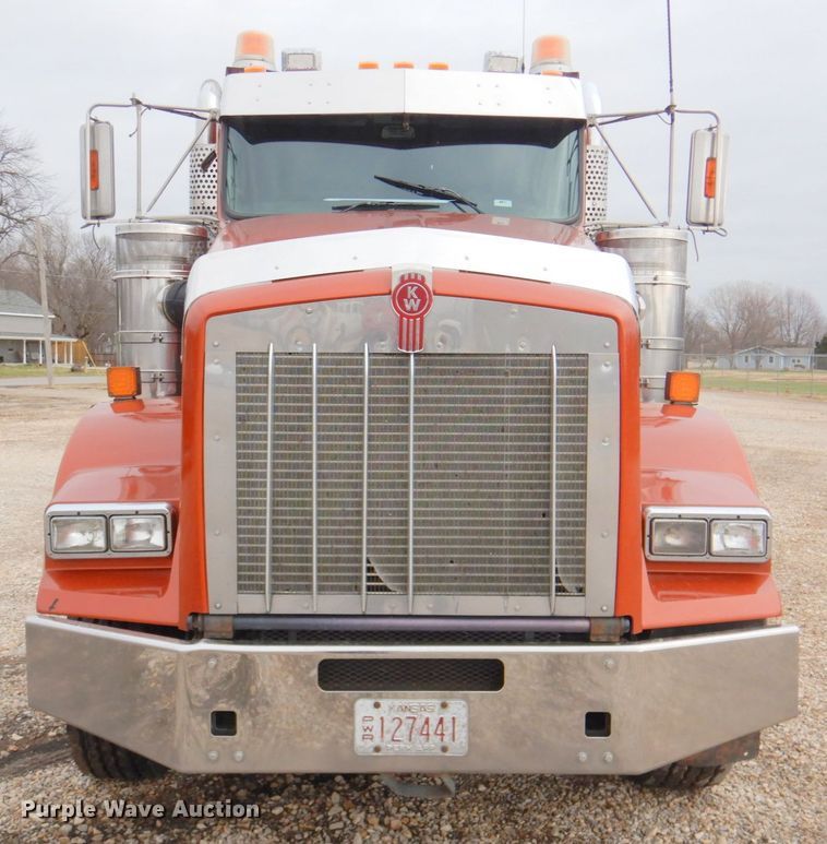 image for item DN2635 2013 Kenworth T800  semi truck