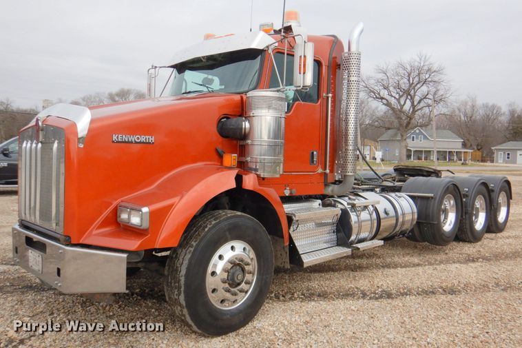 image for item DN2635 2013 Kenworth T800  semi truck