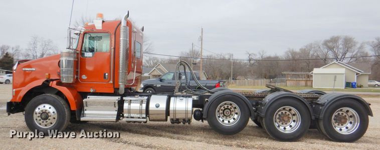 image for item DN2635 2013 Kenworth T800  semi truck