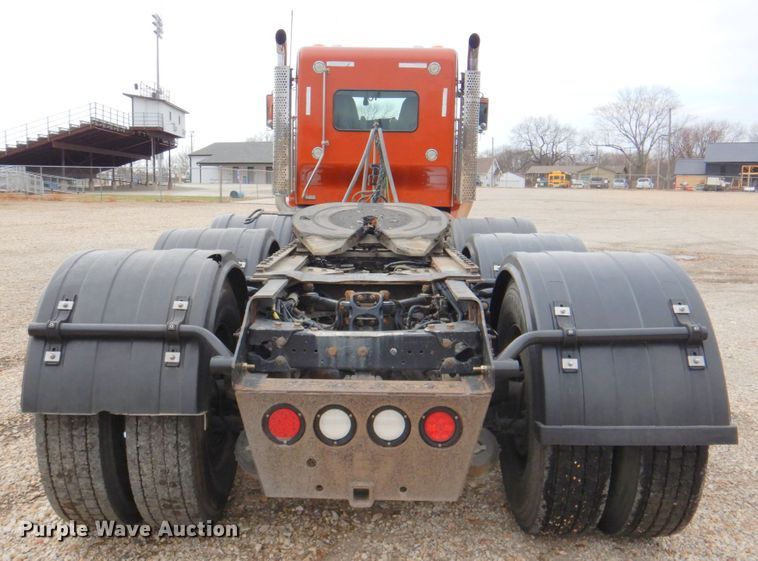 image for item DN2635 2013 Kenworth T800  semi truck