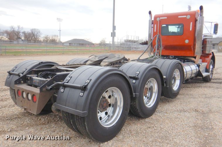 image for item DN2635 2013 Kenworth T800  semi truck