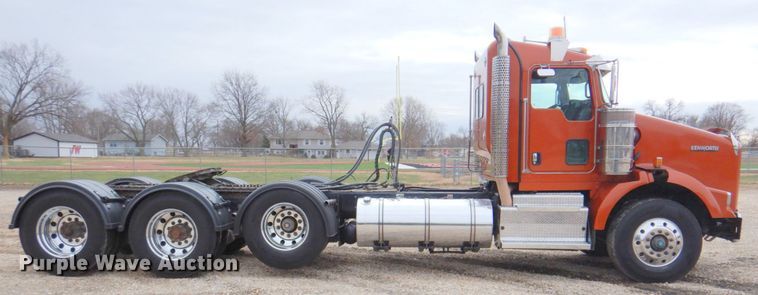 image for item DN2635 2013 Kenworth T800  semi truck